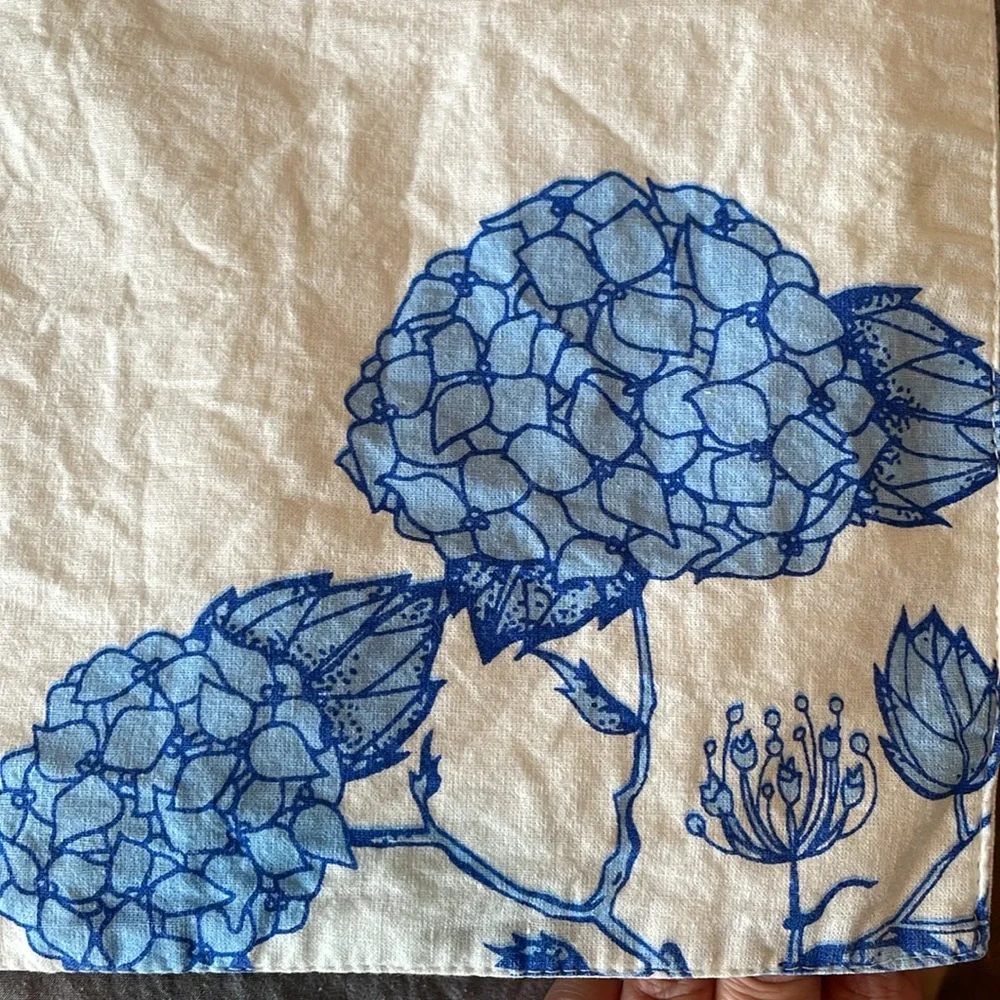 Sur La Table 100% cotton blue hydrangea table runner 14x84”